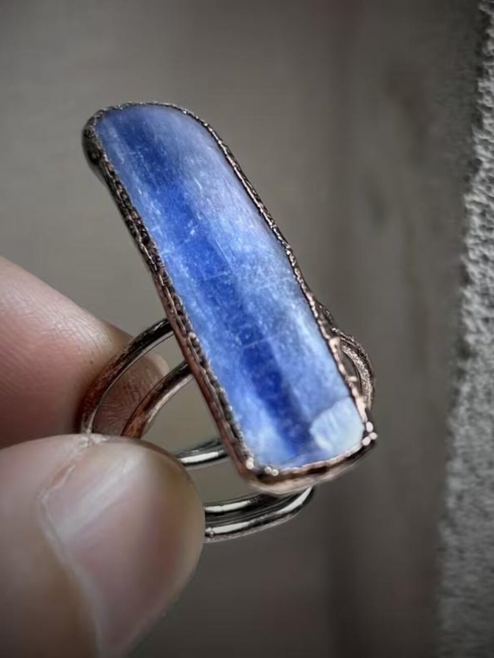 BOHEMIAN BLUE CRYSTAL THIN SLAB COPPERY SETTING ADJ, RING N